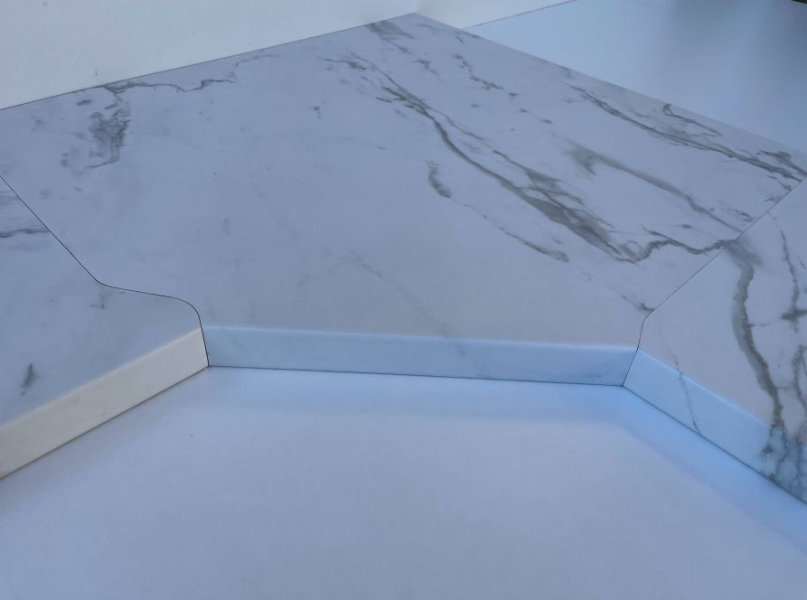 Arbeitsplatten-Eckplatte mit Sinus und Standad Verbindung